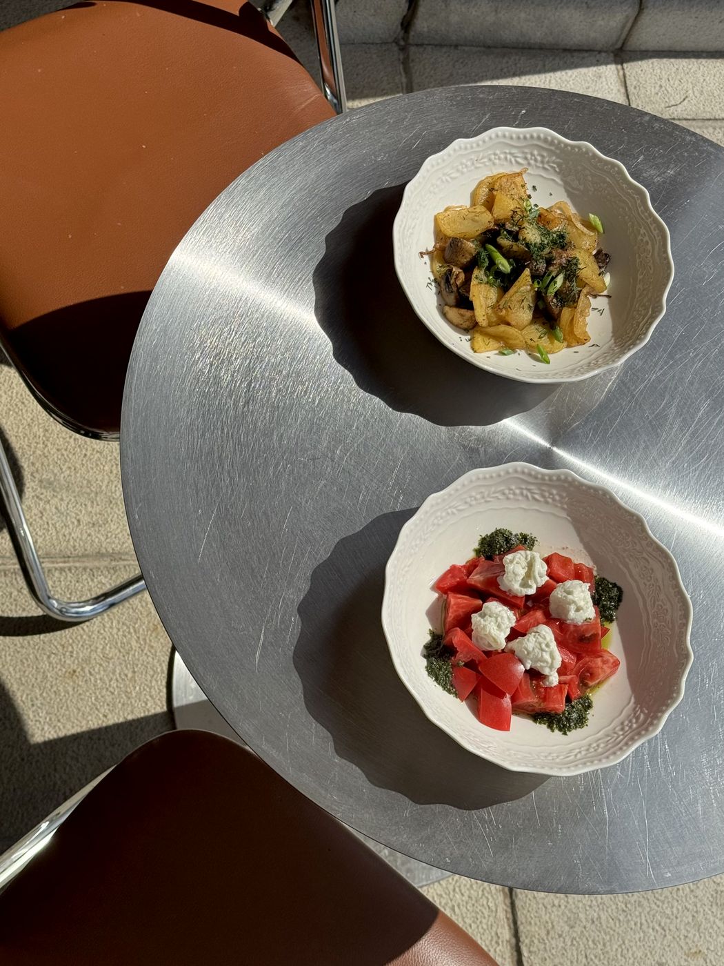 Два блюда на столе